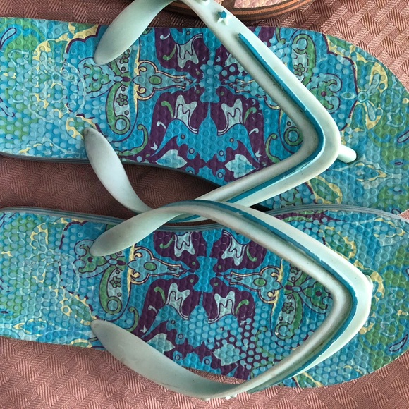 GAP WOMENS PAISLEY FLIP FLOPS SET of TWO - Picture 4 of 10